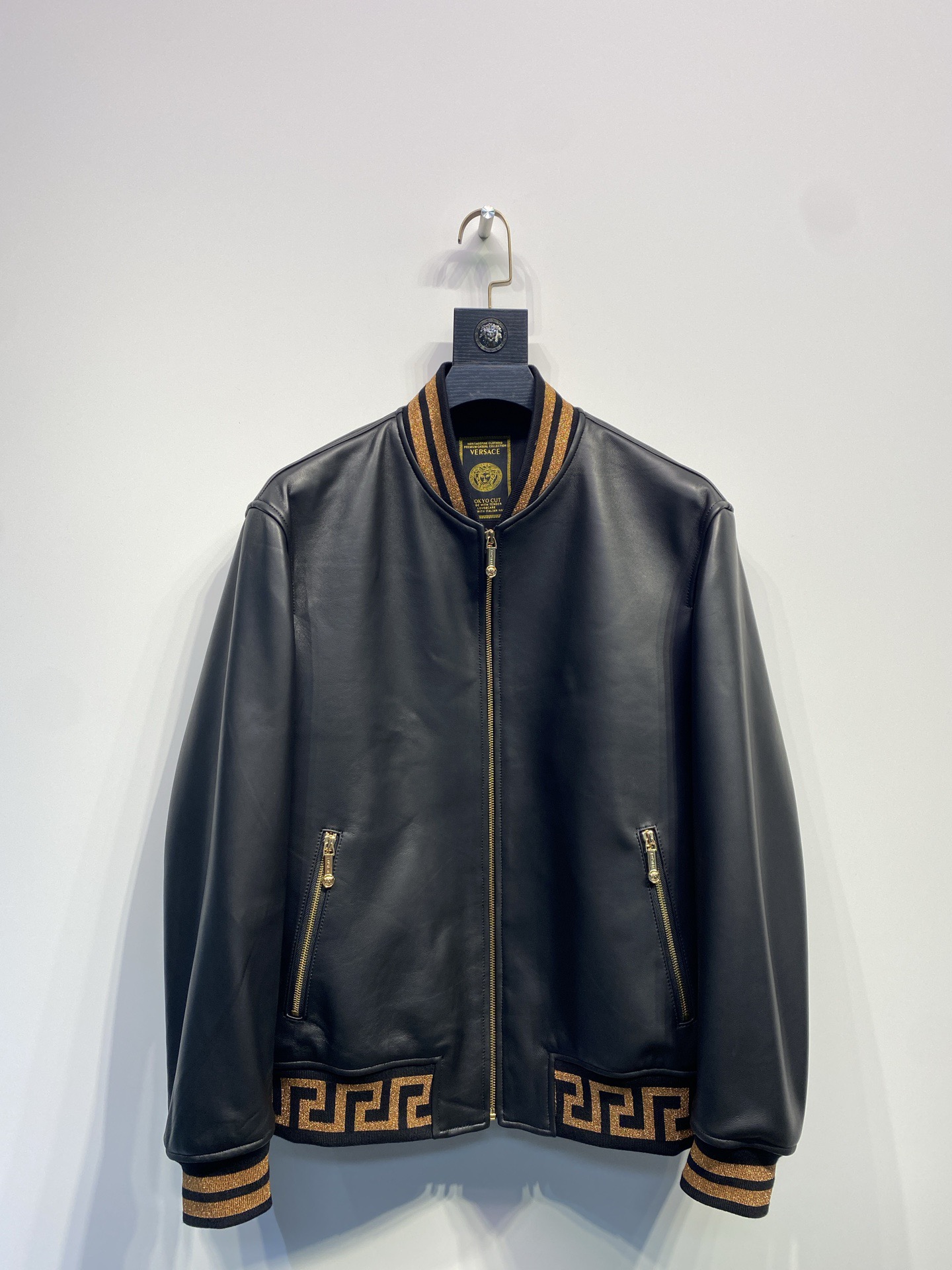 (Solo código de cambio) () Chaqueta bomber de piel de oveja de clave griega, chaqueta clásica de cuero de béisbol. Esta…