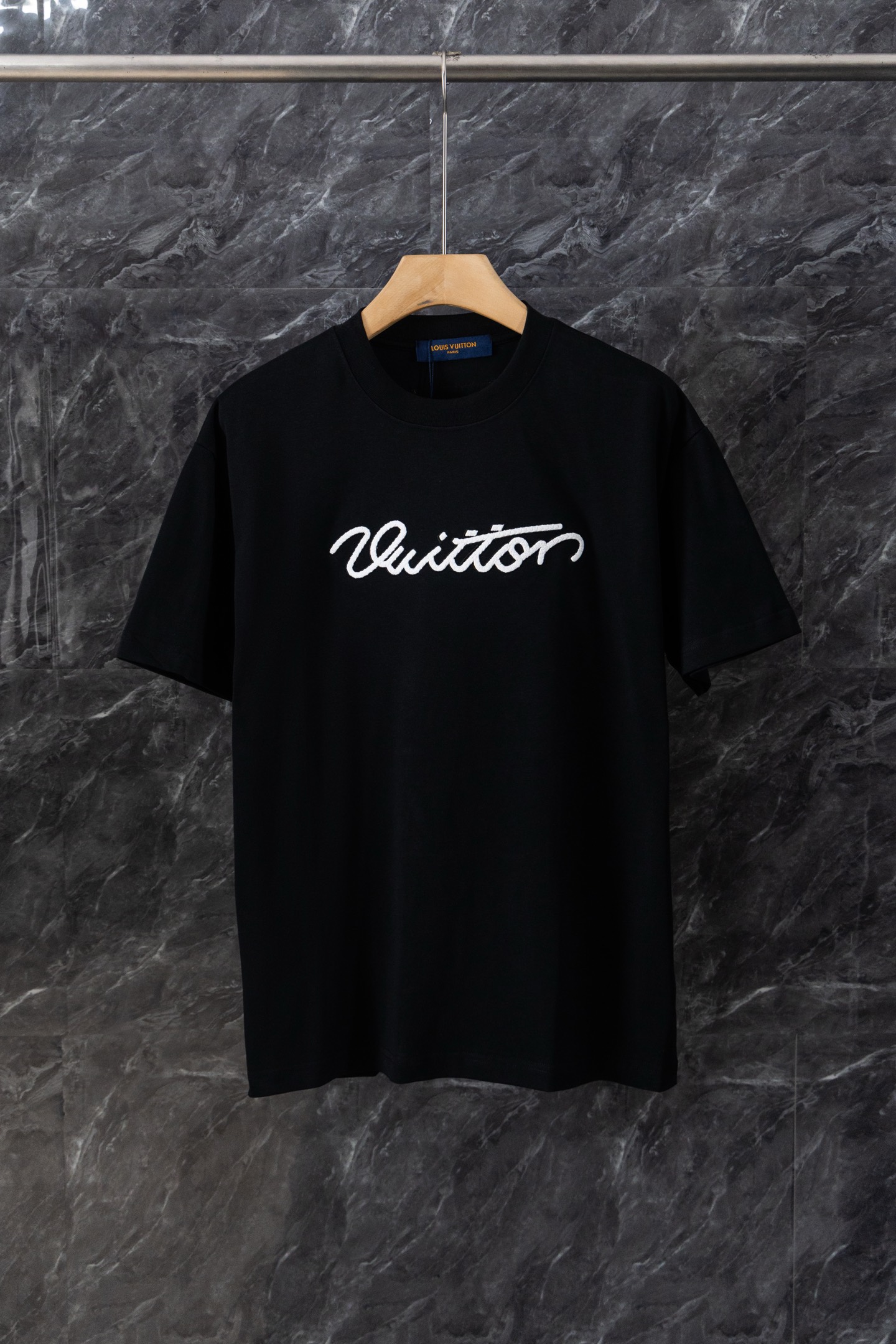 P70 LV Camiseta de manga corta con bordado de letras y logo refinado, inspirada en el estilo retro de los años 80. Tela…