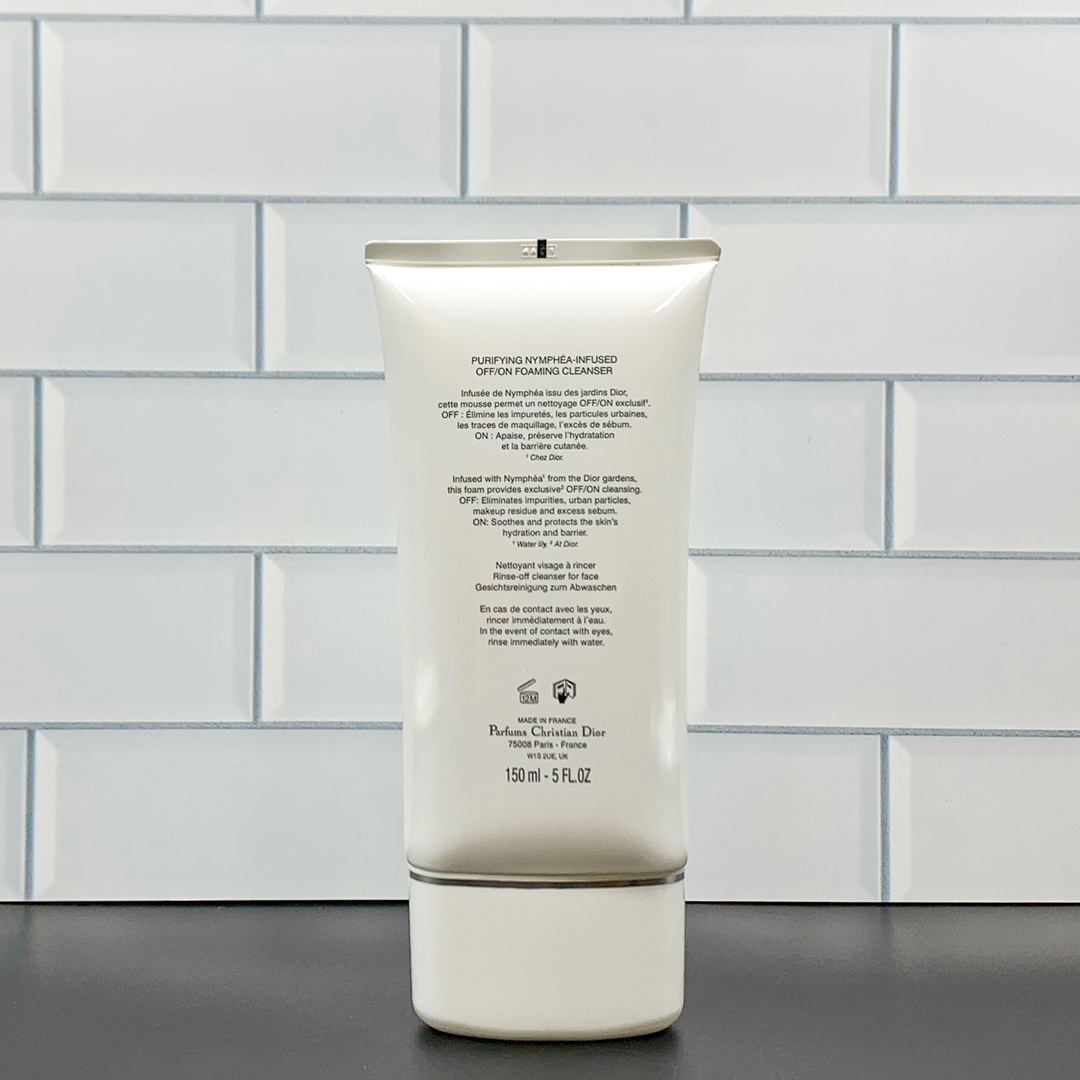 通/67💰
可配中文标，细节全对版，味道对香，市面最高版本，非流通普货，正品质量直供，支持对比，明通市场认可版本✔️迪奥睡莲洗面奶明通版150ml！选择合适的洁面产品，一直是一门学问，既不能过度清洁，也不能清洁力不到位。那最近评价超好的就是迪奥睡莲洁面了，快来了解一下吧。“减负”OFF：清洁能力考察的硬指标，深彻洁净；“加正”ON：复配功效性护肤成分，舒缓保湿，修护屏障。“多方”洁肤因子：表活采用椰油萃取的双重氨基酸表活，复配皂基成分。搭配法国睡莲精萃+矢车菊花水，清洁的同时，强韧肌肤的第一道防护线👍