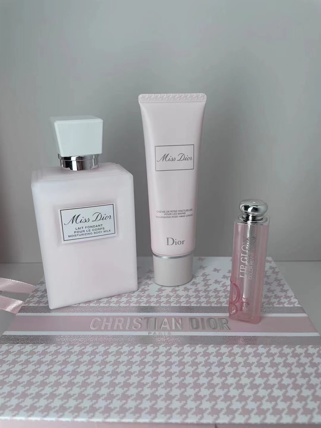 ✨130包
可配礼袋+中文标✔️迪奥花漾润护礼盒！内含：甜心身体乳200ml，甜心护手霜50ml，变色唇膏3.2g001#。
