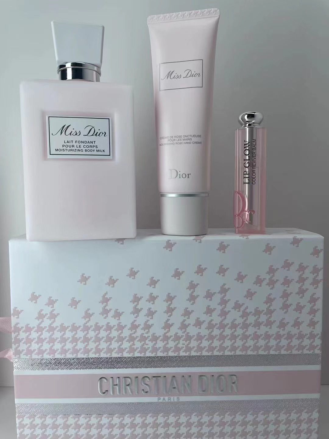 ✨130包
可配礼袋+中文标✔️迪奥花漾润护礼盒！内含：甜心身体乳200ml，甜心护手霜50ml，变色唇膏3.2g001#。
