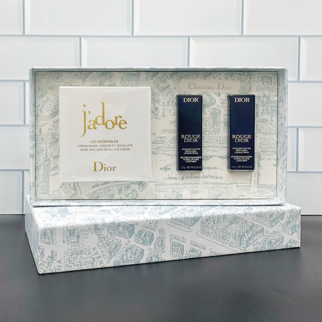 90💰
可配礼袋+中文标✔️迪奥最具人气销量三件套！内含：蓝金口红小样1.5g*2，丝绒720#，999#，真我多用乳霜50ml。