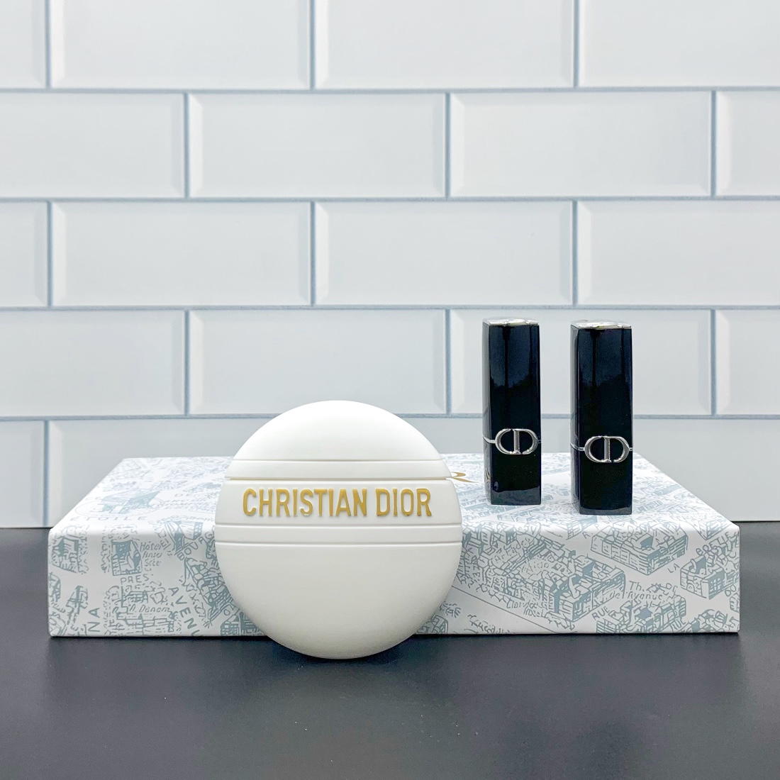 90💰
可配礼袋+中文标✔️迪奥最具人气销量三件套！内含：蓝金口红小样1.5g*2，丝绒720#，999#，真我多用乳霜50ml。