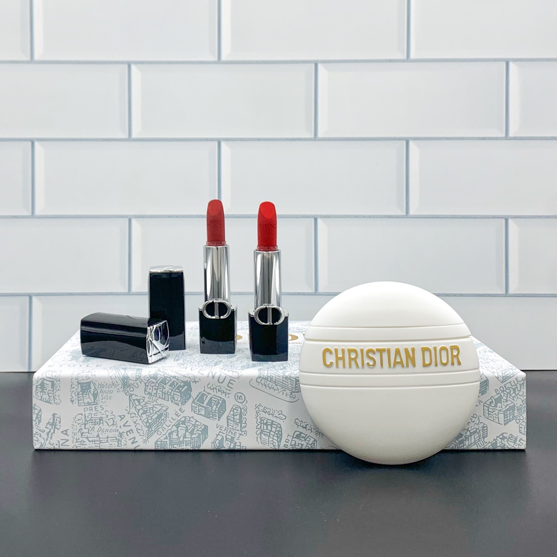 90💰
可配礼袋+中文标✔️迪奥最具人气销量三件套！内含：蓝金口红小样1.5g*2，丝绒720#，999#，真我多用乳霜50ml。