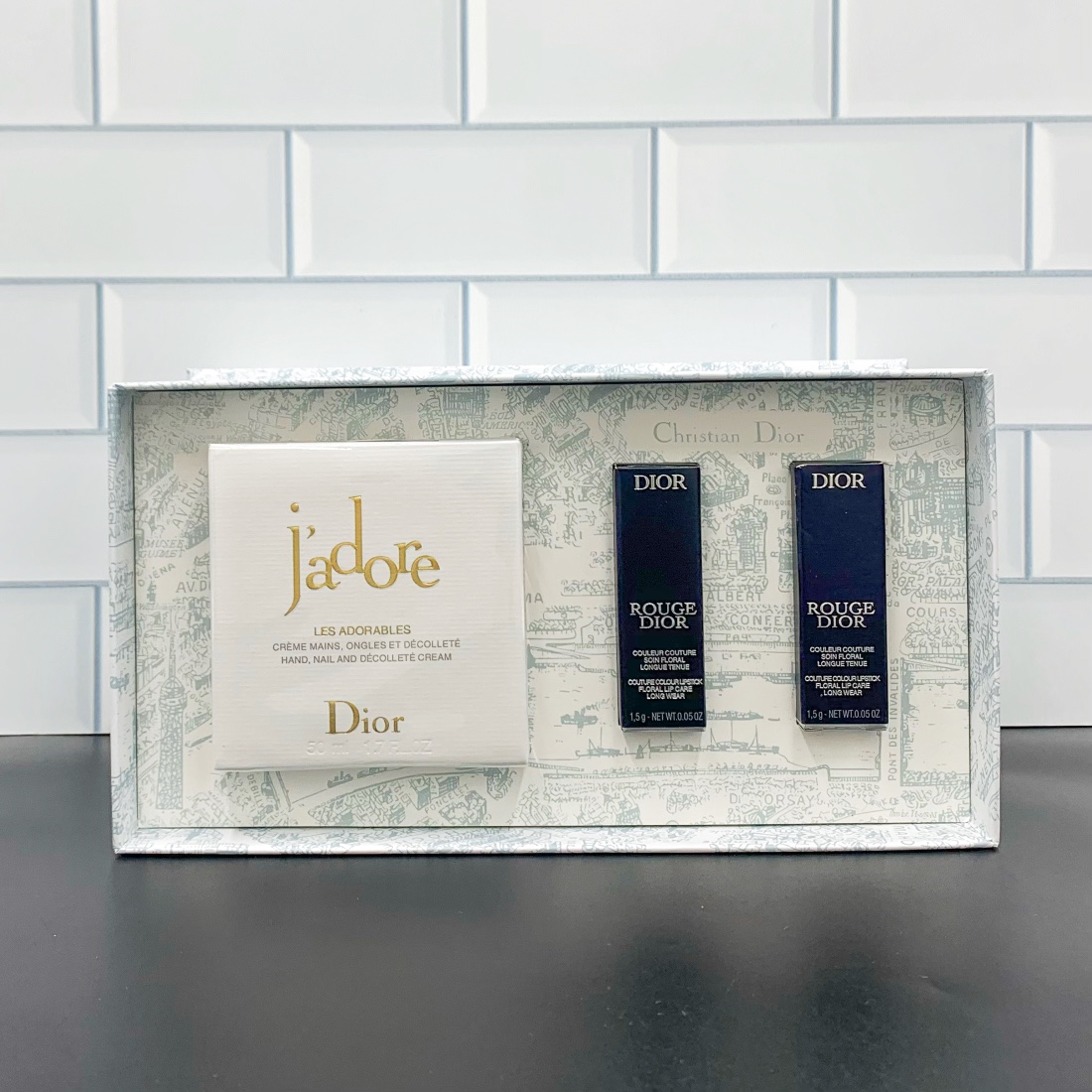 90💰
可配礼袋+中文标✔️迪奥最具人气销量三件套！内含：蓝金口红小样1.5g*2，丝绒720#，999#，真我多用乳霜50ml。