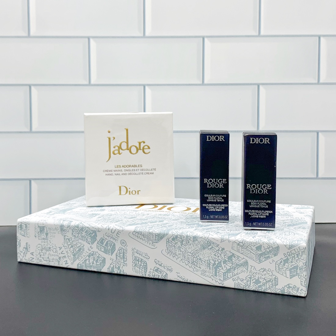90💰
可配礼袋+中文标✔️迪奥最具人气销量三件套！内含：蓝金口红小样1.5g*2，丝绒720#，999#，真我多用乳霜50ml。