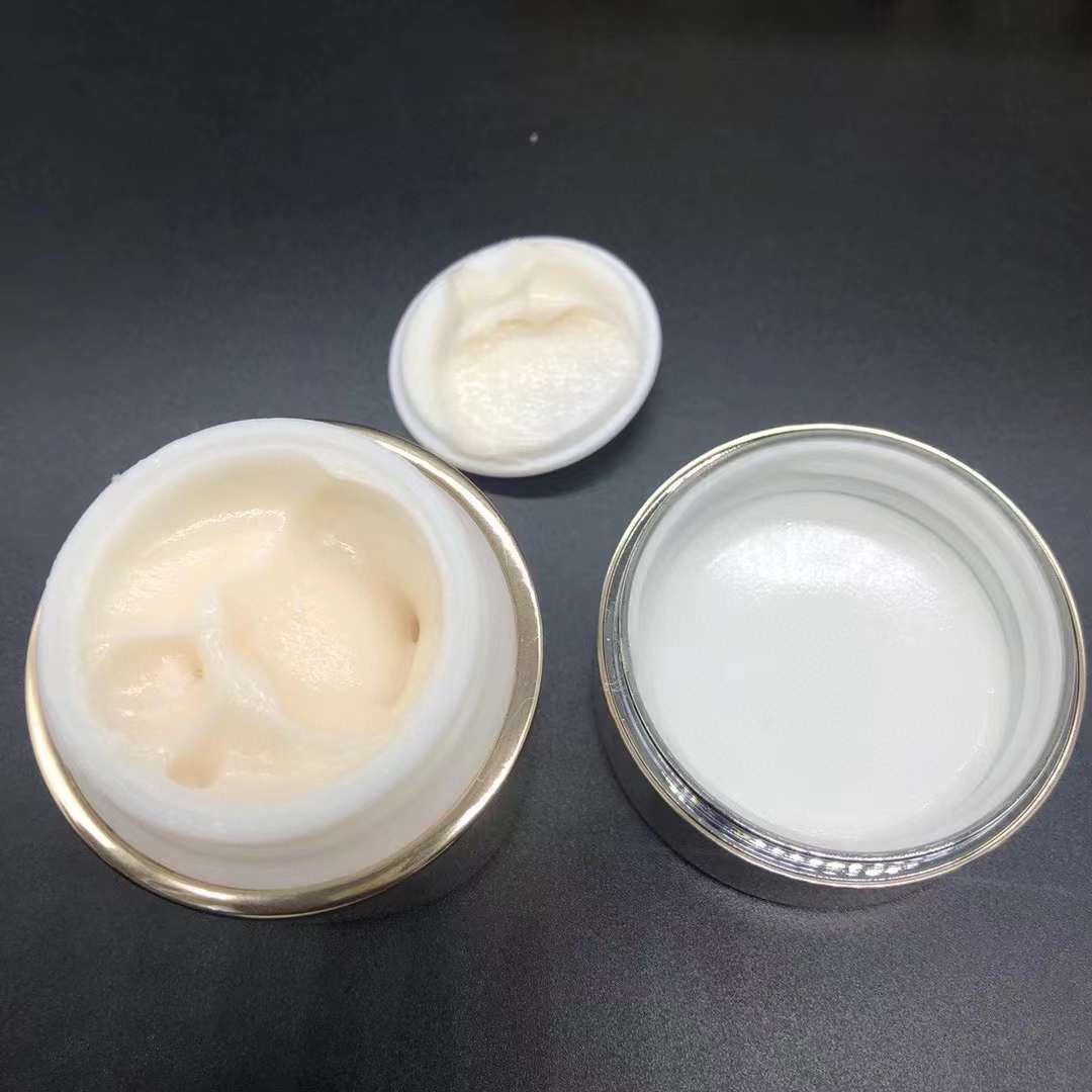 通/130💰单支价格
盒子3D效果跟原版一样 ，充正无压力，细节全对版，味道对香，明通市场认可版本✔️
雅诗兰黛白金眼霜明通版15ml 功效 滋润型 轻盈型
雅诗兰黛白金眼霜两件套明通版 内含 轻盈型15ml*2