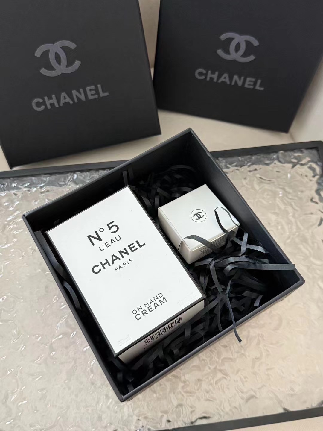 ¡Set de dos cremas de manos Chanel en forma de huevo! Contenido: Crema de manos N°5 50ml, Bálsamo labial Camelia 15ml.
