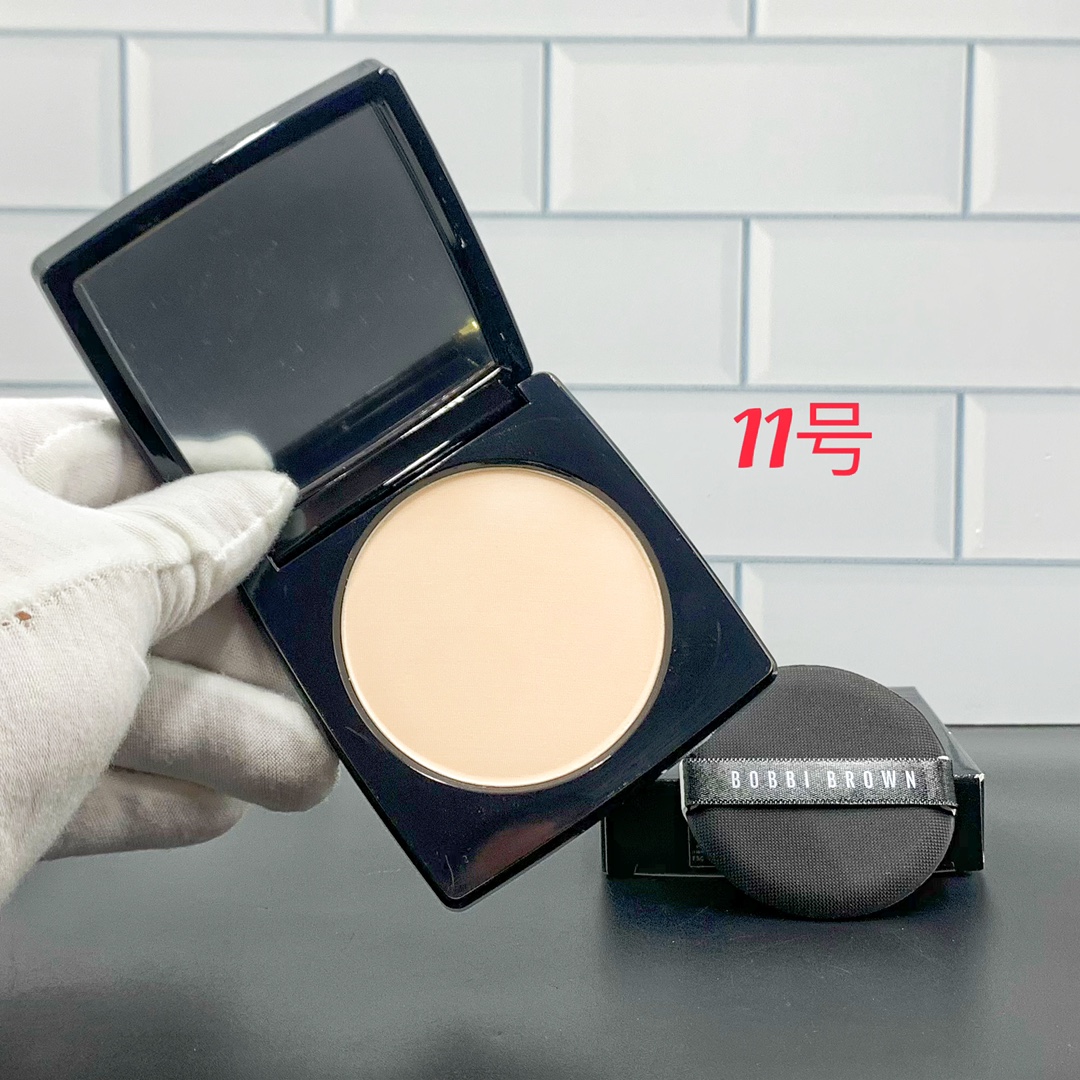 50💰
可配中文标✔️芭比布朗粉饼9g！色号：01#pale yellow，05#soft sand，11#soft rorcelain。