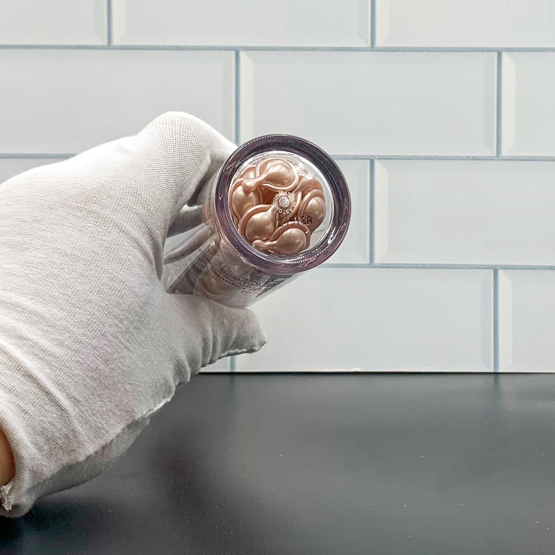 75💰
可配中文标，细节全对版，味道对香，市面最高版本，非流通普货，正品质量直供，支持对比，明通市场认可版本✔️伊丽莎白雅顿粉胶90粒新版明通版42ml！