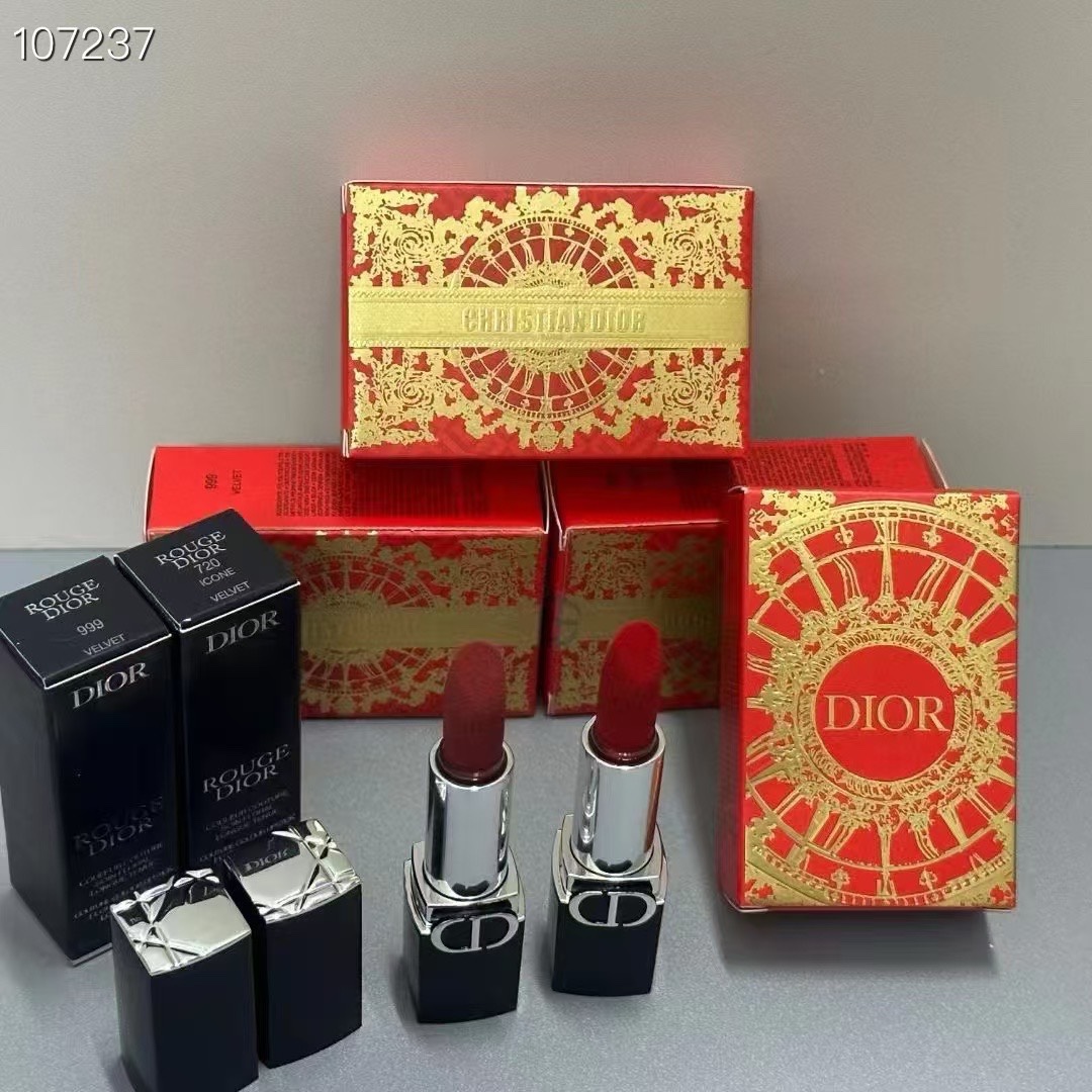 专/40💰蓝金版
专/45💰金管版
迪奥口红小样两件套蓝金版
迪奥口红小样两件套金管版
内含：1.5g*2。色号：丝绒999-720。