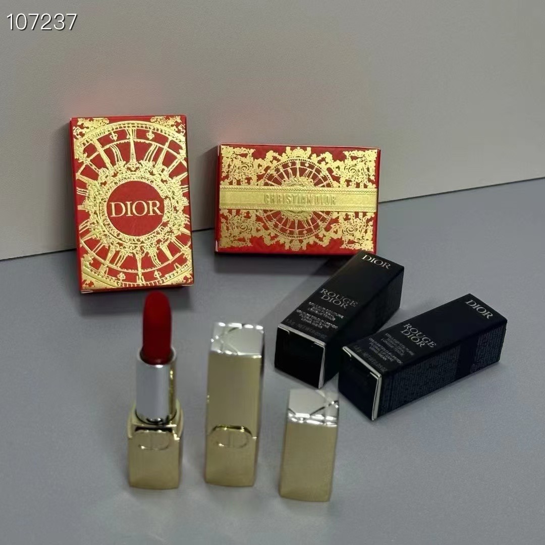 专/40💰蓝金版
专/45💰金管版
迪奥口红小样两件套蓝金版
迪奥口红小样两件套金管版
内含：1.5g*2。色号：丝绒999-720。