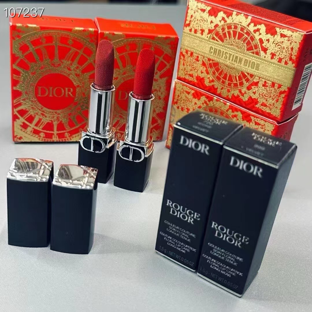 专/40💰蓝金版
专/45💰金管版
迪奥口红小样两件套蓝金版
迪奥口红小样两件套金管版
内含：1.5g*2。色号：丝绒999-720。