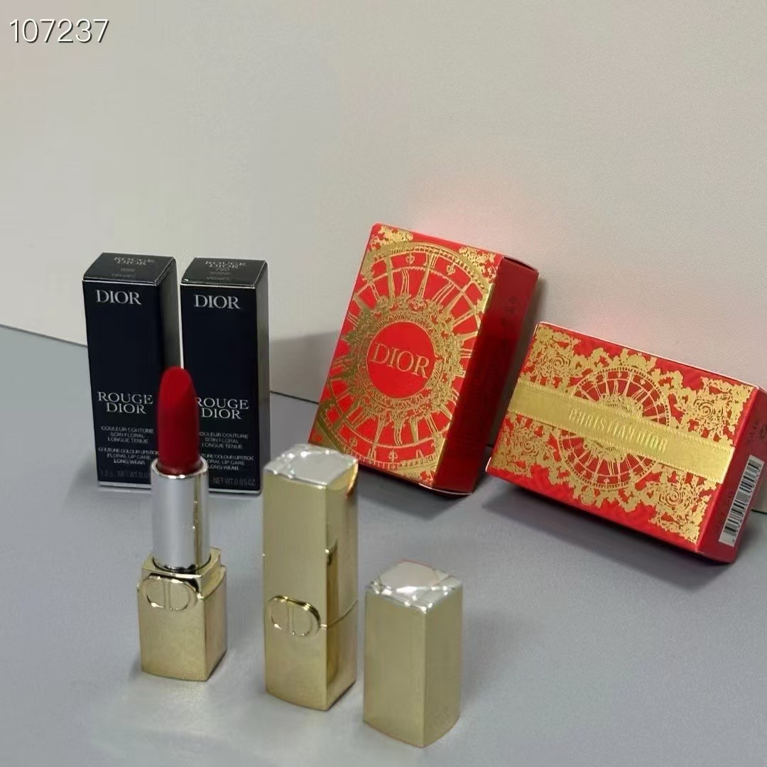 专/40💰蓝金版
专/45💰金管版
迪奥口红小样两件套蓝金版
迪奥口红小样两件套金管版
内含：1.5g*2。色号：丝绒999-720。