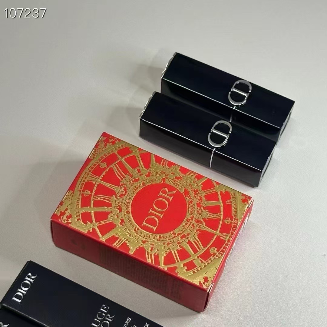 专/40💰蓝金版
专/45💰金管版
迪奥口红小样两件套蓝金版
迪奥口红小样两件套金管版
内含：1.5g*2。色号：丝绒999-720。