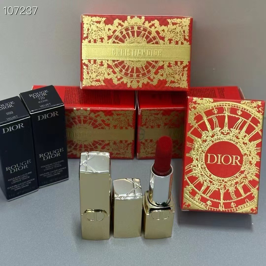 专/40💰蓝金版
专/45💰金管版
迪奥口红小样两件套蓝金版
迪奥口红小样两件套金管版
内含：1.5g*2。色号：丝绒999-720。
