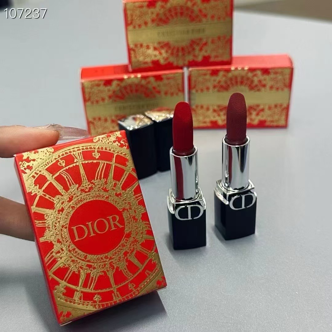 专/40💰蓝金版
专/45💰金管版
迪奥口红小样两件套蓝金版
迪奥口红小样两件套金管版
内含：1.5g*2。色号：丝绒999-720。