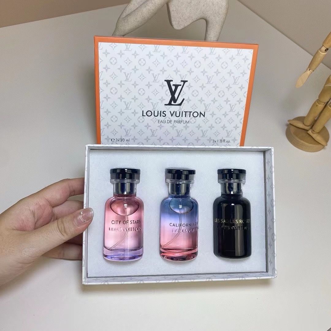 普/55💰
LV香水中样30ml三件套！内含：30ml*3带喷头。味道：加州梦，瑰魄沙漠，星之城市。
