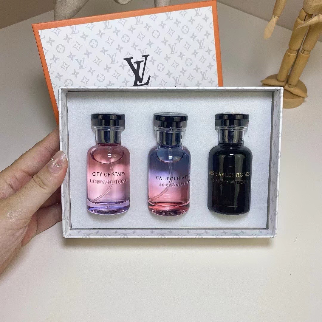 普/55💰
LV香水中样30ml三件套！内含：30ml*3带喷头。味道：加州梦，瑰魄沙漠，星之城市。