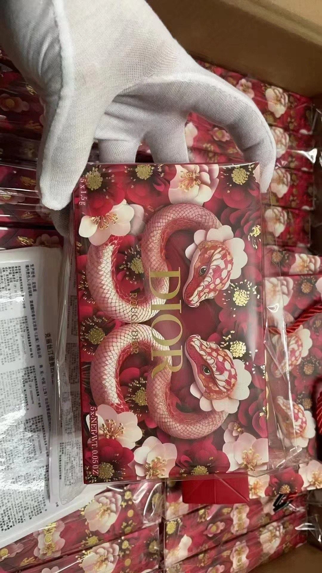 90💰
迪奥双花蛇蓝金口红小样五件套！内含：1.5g*5。色号：丝绒999+哑光888+丝绒777
丝绒840+丝绒720。