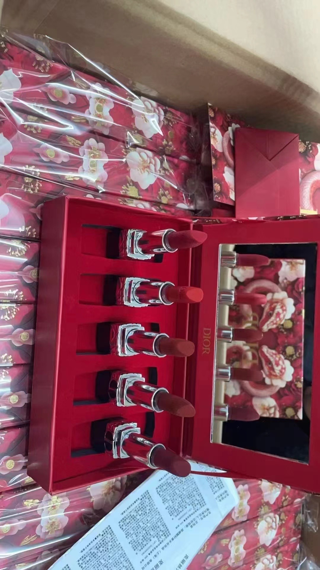 90💰
迪奥双花蛇蓝金口红小样五件套！内含：1.5g*5。色号：丝绒999+哑光888+丝绒777
丝绒840+丝绒720。