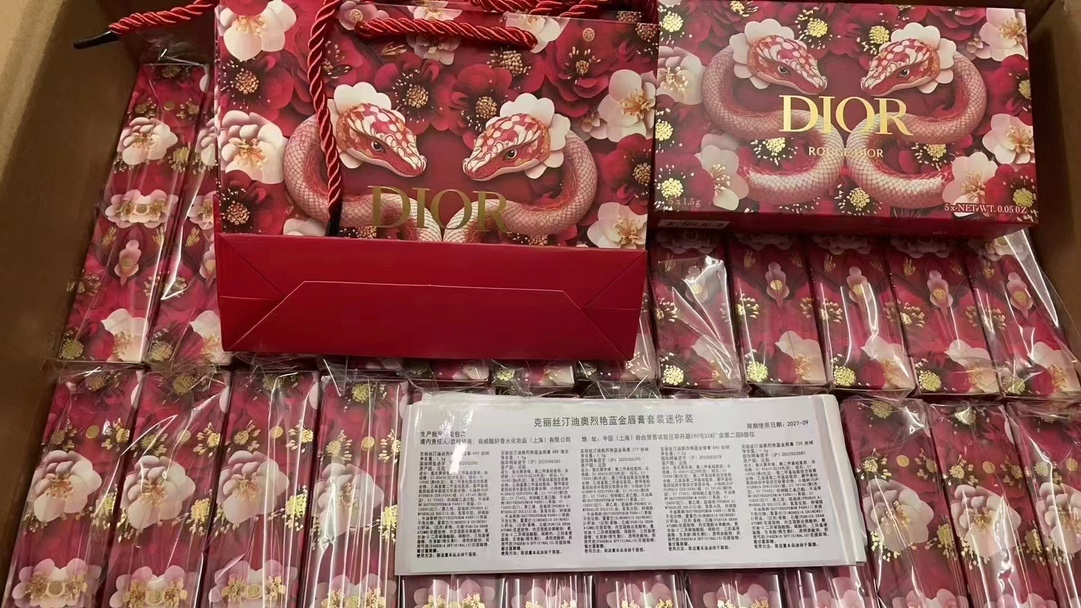 90💰
迪奥双花蛇蓝金口红小样五件套！内含：1.5g*5。色号：丝绒999+哑光888+丝绒777
丝绒840+丝绒720。