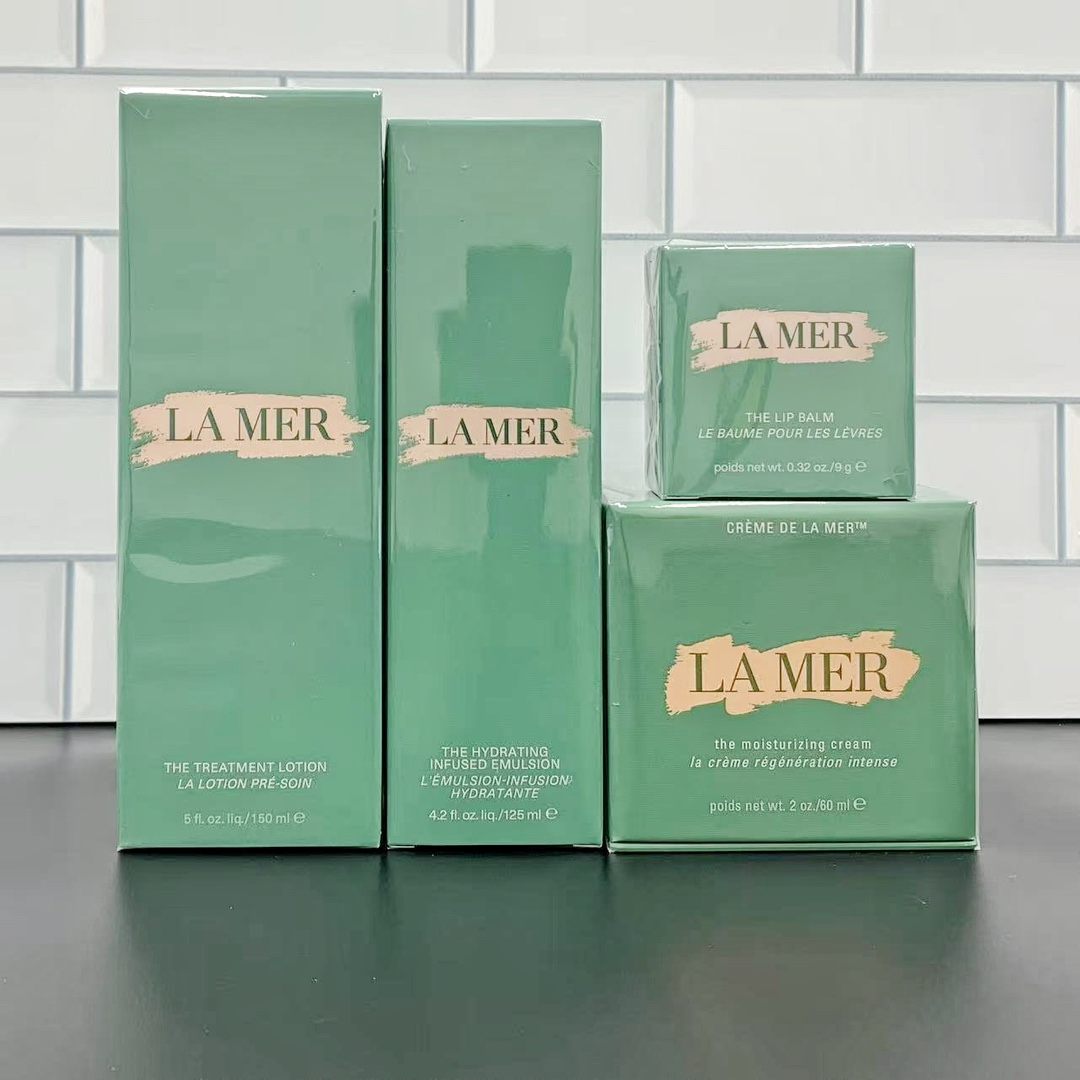 通/280💰
可配礼袋+海免3标，细节全对版，味道对香，市面最高版本，非流通普货，正品质量直供，支持对比，明通市场认可版本✔️海蓝之谜水润抵达四件套明通版！内含：精粹水150ml，精粹乳液125ml，润唇膏9g，神奇面霜60ml。
