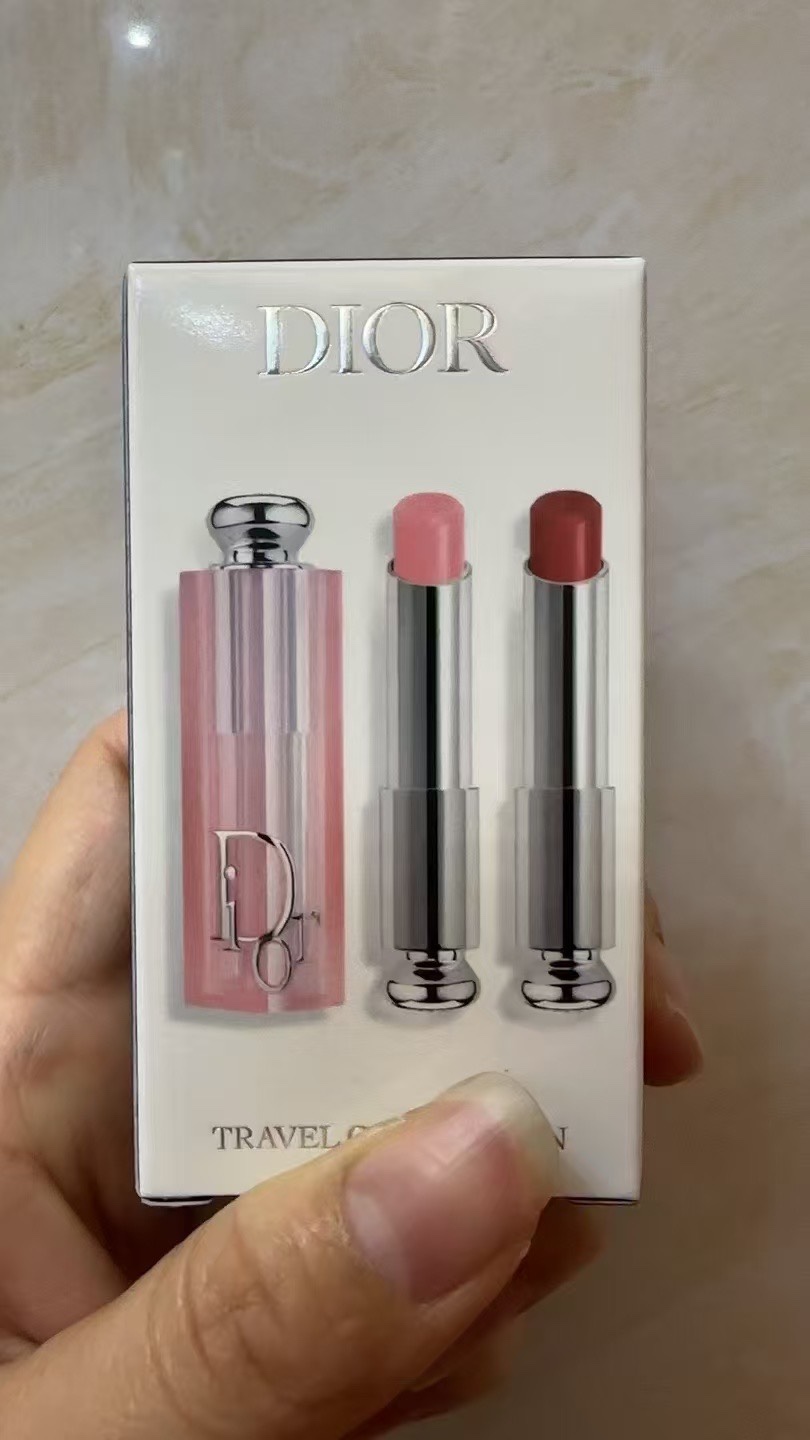 Set de dos bálsamos labiales de color Dior versión 25! Contiene: 3.2g*2. Tonos: 001#, 012#.