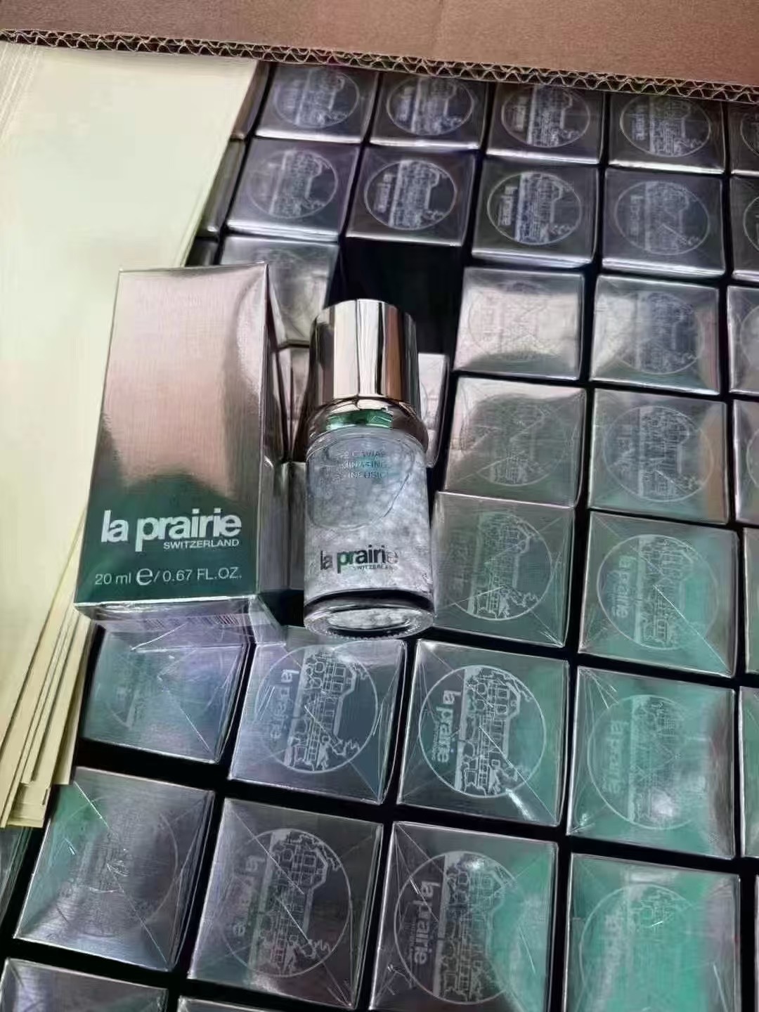 Reabastecido, cantidad disponible✔️ Muestra de Suero La Prairie White Caviar 20ml!