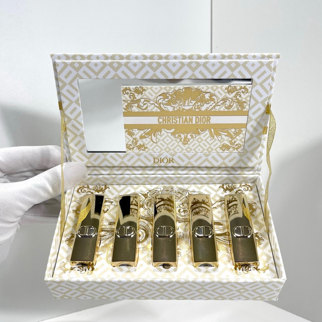 专/75💰
可配礼袋+卡片+中文标✔️迪奥金管口红小样五件套虎头版！内含：1.5g*5。色号：丝绒720#，777#，840#，999#，哑光888#。