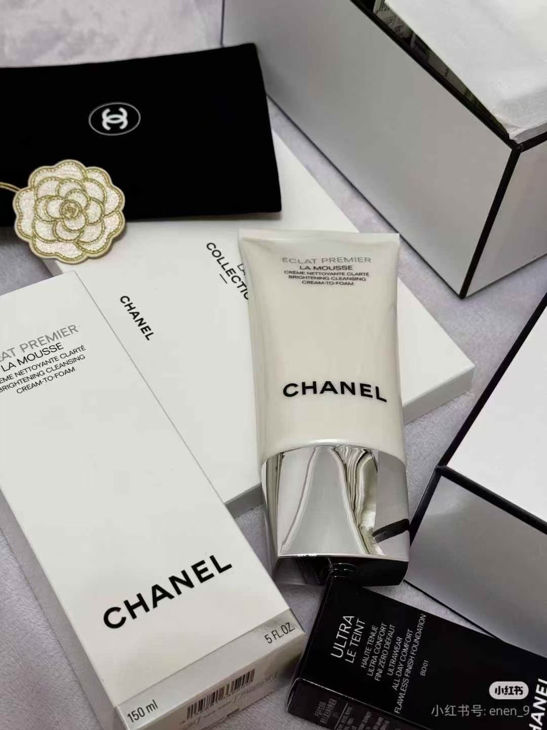 Limpiador facial blanqueador Chanel con tapa plateada 150ml!