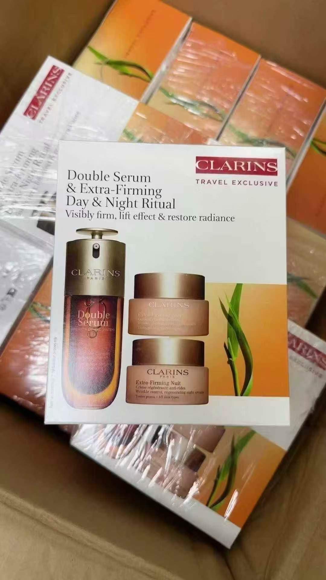 Set de tres piezas Clarins Double Serum 9ª generación! Incluye: agua esencial 200ml, suero doble 50ml, crema de noche 5…
