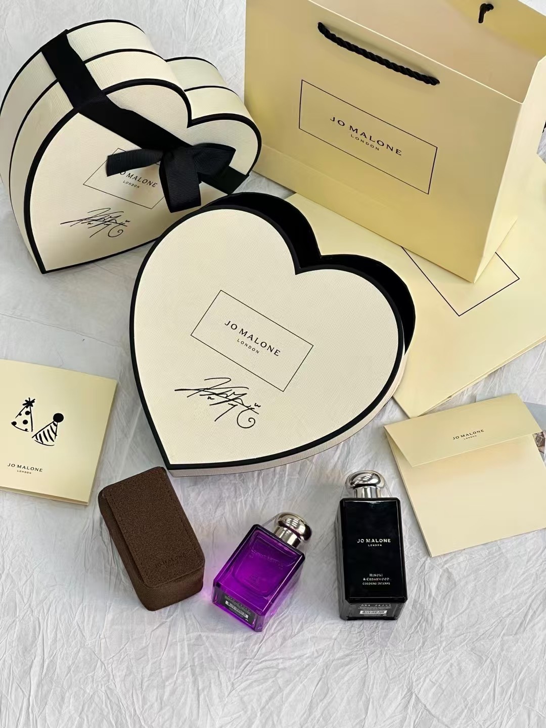 ¡Set de dos piezas de perfume Jo Malone edición de San Valentín 520! Incluye: Rosa Púrpura 50ml, Madera sin Mancha y Ce…