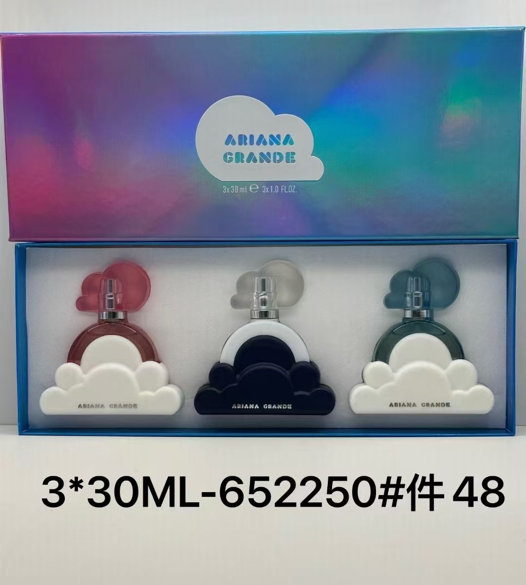 Set de 3 miniaturas de perfume Cloud de Ariana Grande 30ml cada una! Contiene: 30ml*3 con atomizador. Aromas: rosa, púr…