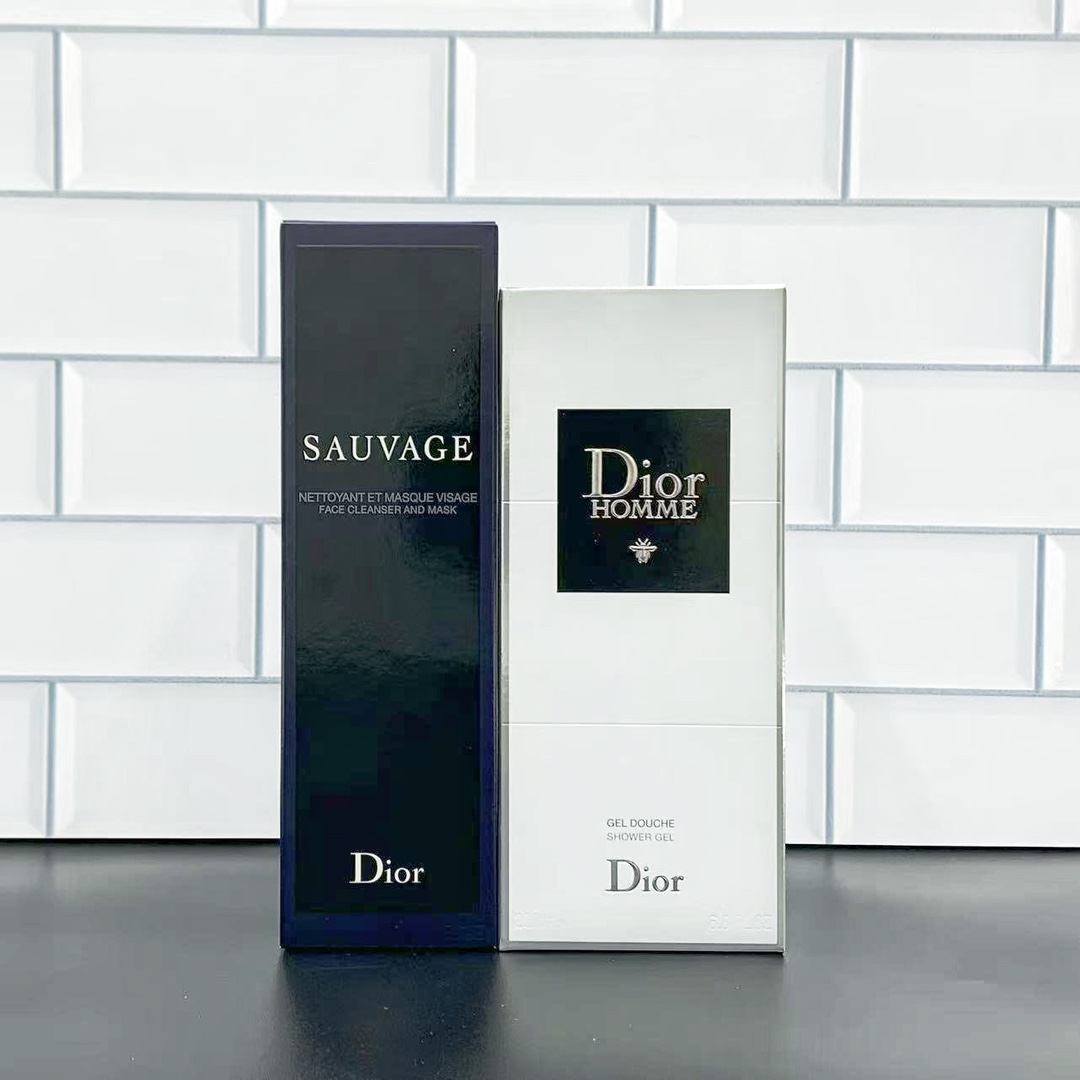 专/85💰
可配礼袋+中文标✔️迪奥旷野男士洗护两件套！内含：桀骜沐浴露200ml，二合一洗面奶120ml。
