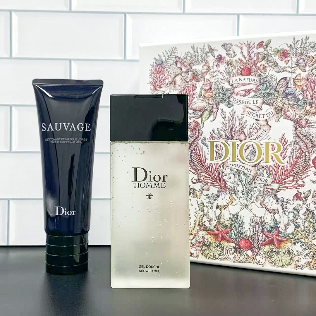 专/85💰
可配礼袋+中文标✔️迪奥旷野男士洗护两件套！内含：桀骜沐浴露200ml，二合一洗面奶120ml。
