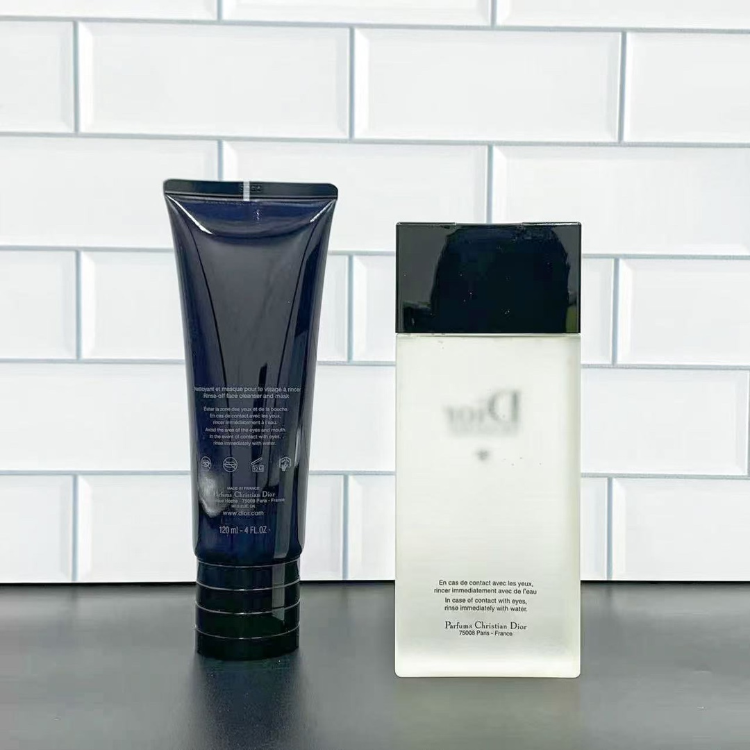 专/85💰
可配礼袋+中文标✔️迪奥旷野男士洗护两件套！内含：桀骜沐浴露200ml，二合一洗面奶120ml。