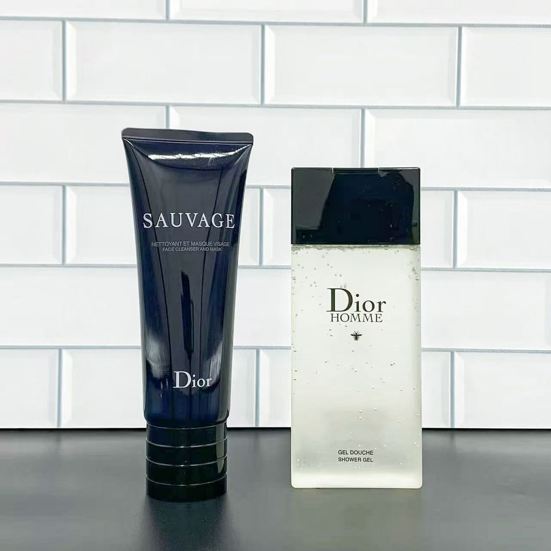 专/85💰
可配礼袋+中文标✔️迪奥旷野男士洗护两件套！内含：桀骜沐浴露200ml，二合一洗面奶120ml。