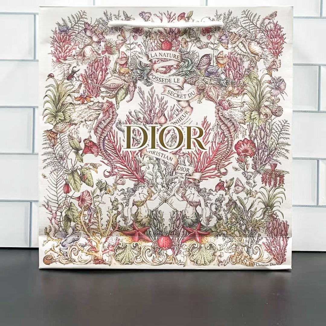 专/85💰
可配礼袋+中文标✔️迪奥旷野男士洗护两件套！内含：桀骜沐浴露200ml，二合一洗面奶120ml。