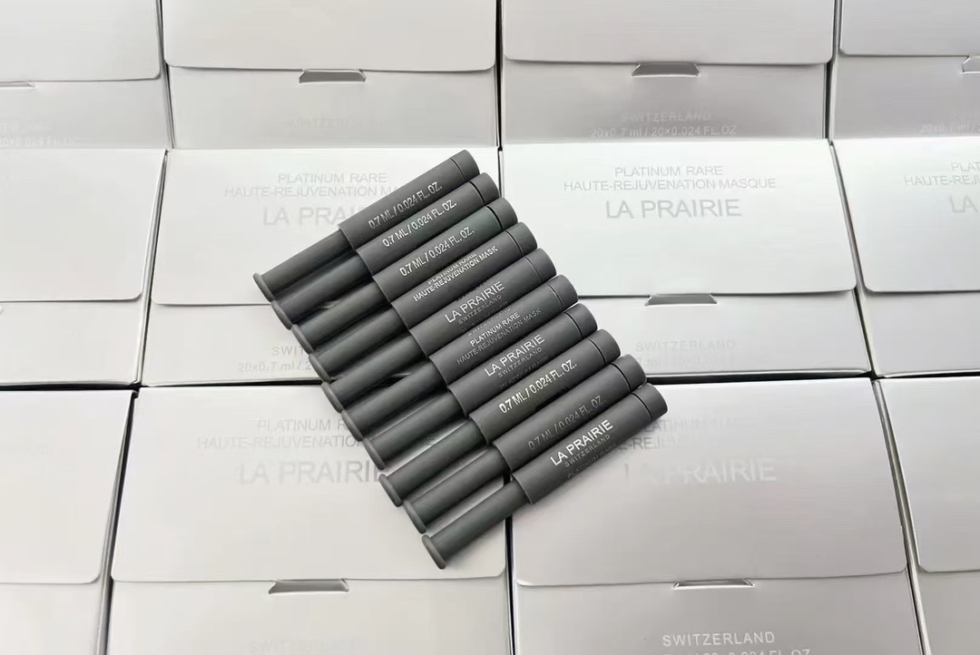 膏体带功效对版对味，管身烫金对版，牙口封口贴与原版一致✔️莱伯妮铂金密集精华小样0.7ml！