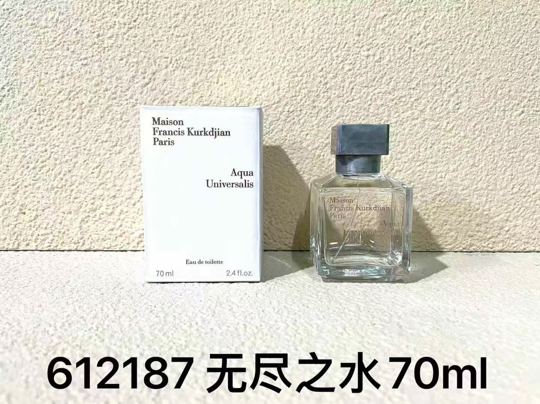 专/65💰
吉安70ml！味道：4228朝曦，612187无尽之水，615492媒介之水，613610蓝色724，606513乌木丝缎，602188玫瑰，620939琥珀印象，606506乌木丝缎香精版，614242巴黎夜色。