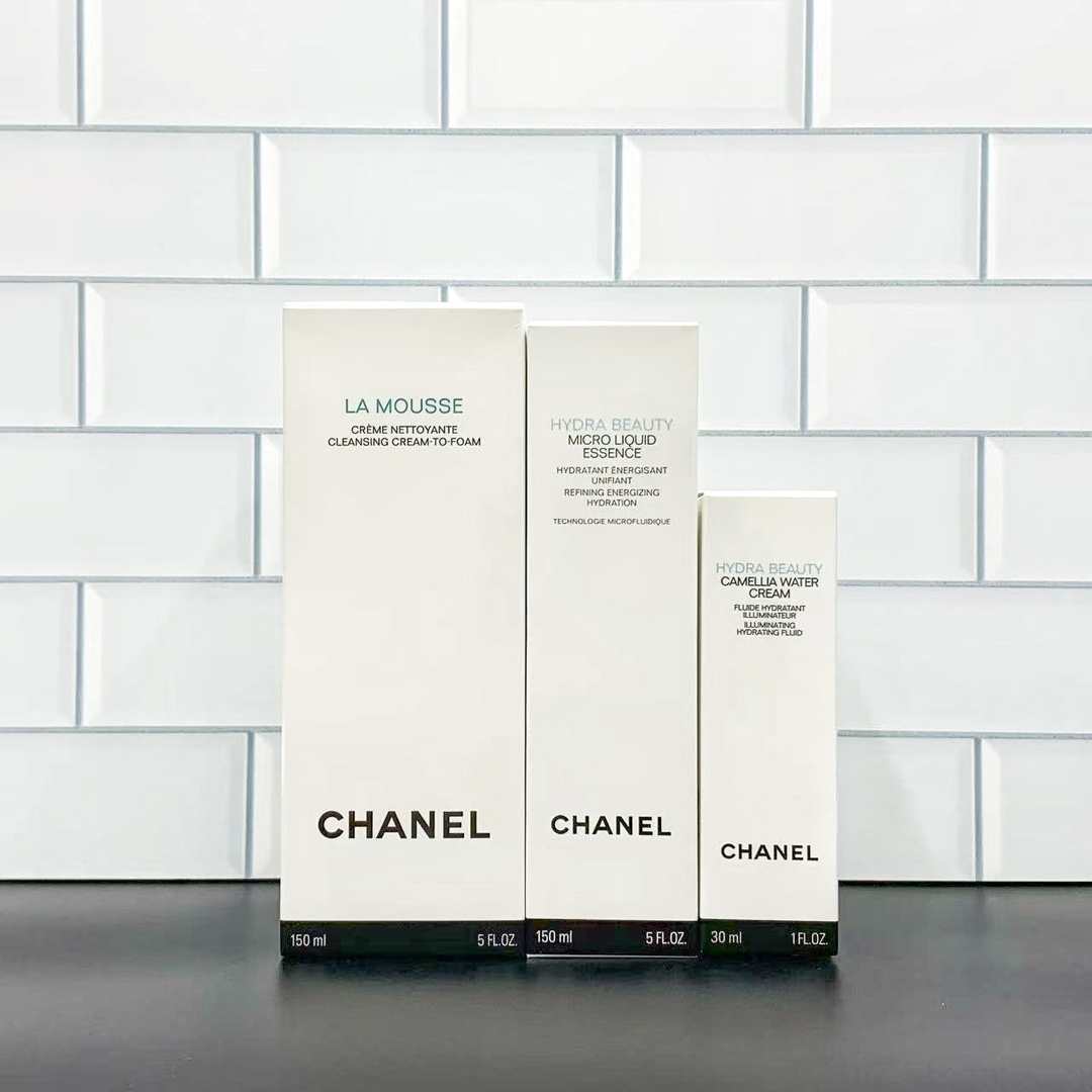原单品质💰215
可配礼袋+中文标，正品支支膏体密集气泡，细节全对版，味道对香，市面最高版本，非流通普货，正品质量直供，支持对比，明通市场认可版本✔️香奈儿山茶花水感清透三件套明通版！内含：洗面奶150ml，润泽水感乳液30ml，保湿微精华水150ml。
