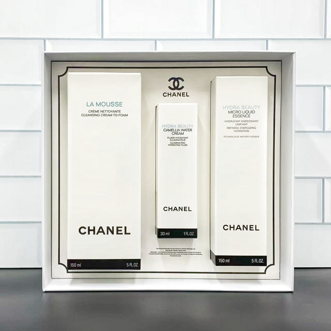 原单品质💰215
可配礼袋+中文标，正品支支膏体密集气泡，细节全对版，味道对香，市面最高版本，非流通普货，正品质量直供，支持对比，明通市场认可版本✔️香奈儿山茶花水感清透三件套明通版！内含：洗面奶150ml，润泽水感乳液30ml，保湿微精华水150ml。