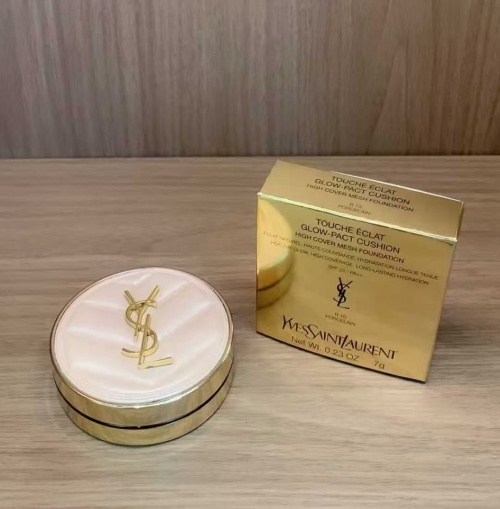 Yves Saint Laurent Touche Éclat Glow-Pact Cushion Foundation - B10 & B20 7 Yves Saint Laurent Touche Éclat Glow-Pact Cushion Foundation - B10 & B20