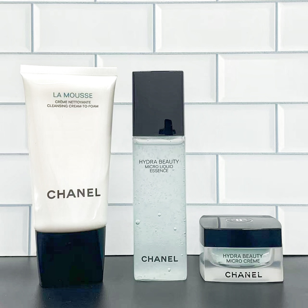 225💰
可配礼袋+中文标，正品支支膏体密集气泡，细节全对版，味道对香，市面最高版本，非流通普货，正品质量直供，支持对比，明通市场认可版本✔️香奈儿山茶花润泽明星三件套明通版！内含：洗面奶150ml，精华乳霜50g，保湿微精华水150ml。