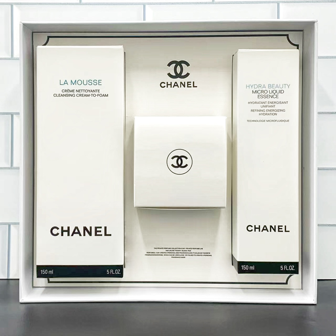 225💰
可配礼袋+中文标，正品支支膏体密集气泡，细节全对版，味道对香，市面最高版本，非流通普货，正品质量直供，支持对比，明通市场认可版本✔️香奈儿山茶花润泽明星三件套明通版！内含：洗面奶150ml，精华乳霜50g，保湿微精华水150ml。