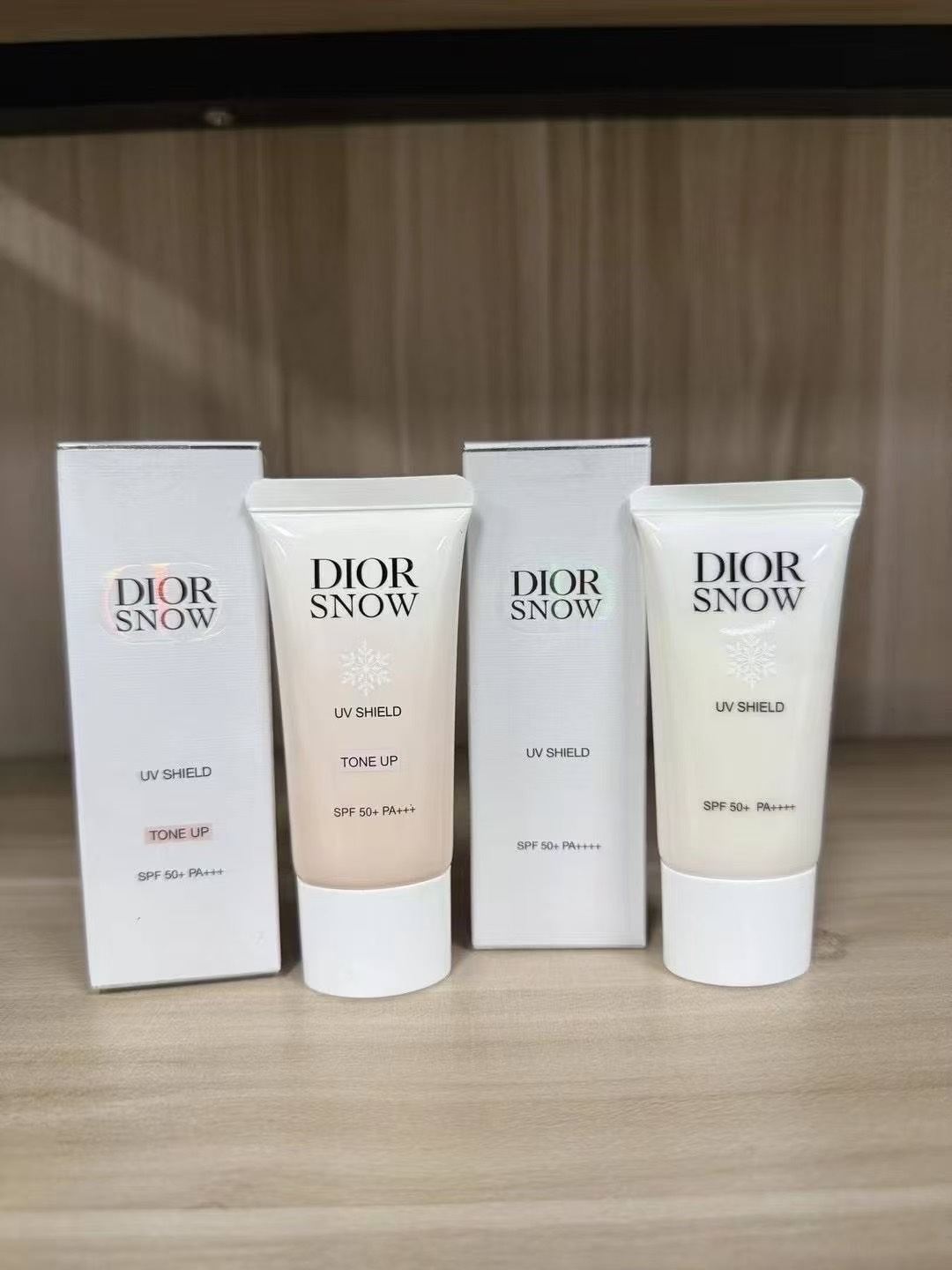 Dior Snow White UV Shield Sunscreen 30ml! Effects: white tube, pink tube.
