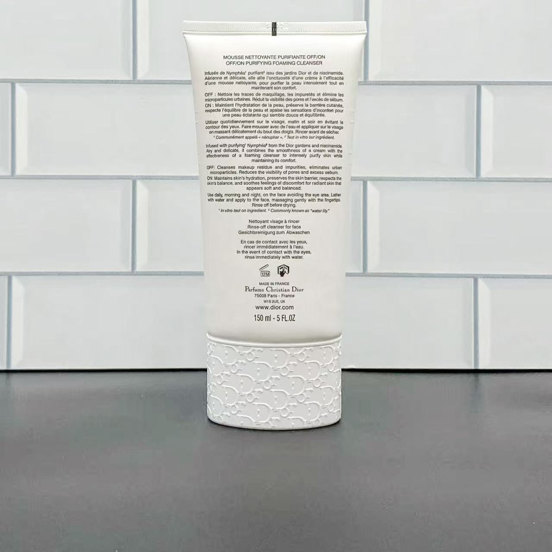 通/77💰
可配中文标，细节全对版，味道对香，市面最高版本，非流通普货，正品质量直供，支持对比，明通市场认可版本✔️迪奥睡莲洗面奶新版明通版150ml！