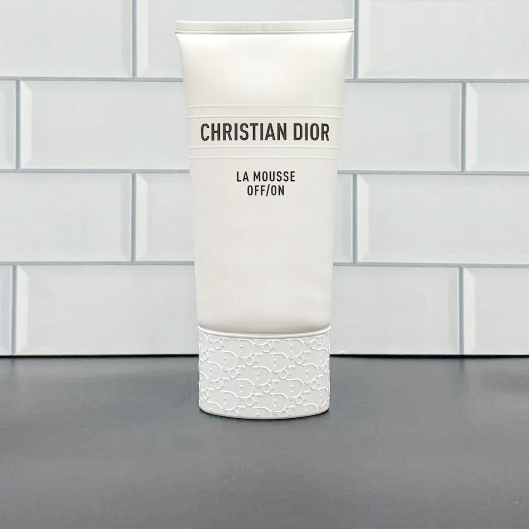 通/77💰
可配中文标，细节全对版，味道对香，市面最高版本，非流通普货，正品质量直供，支持对比，明通市场认可版本✔️迪奥睡莲洗面奶新版明通版150ml！