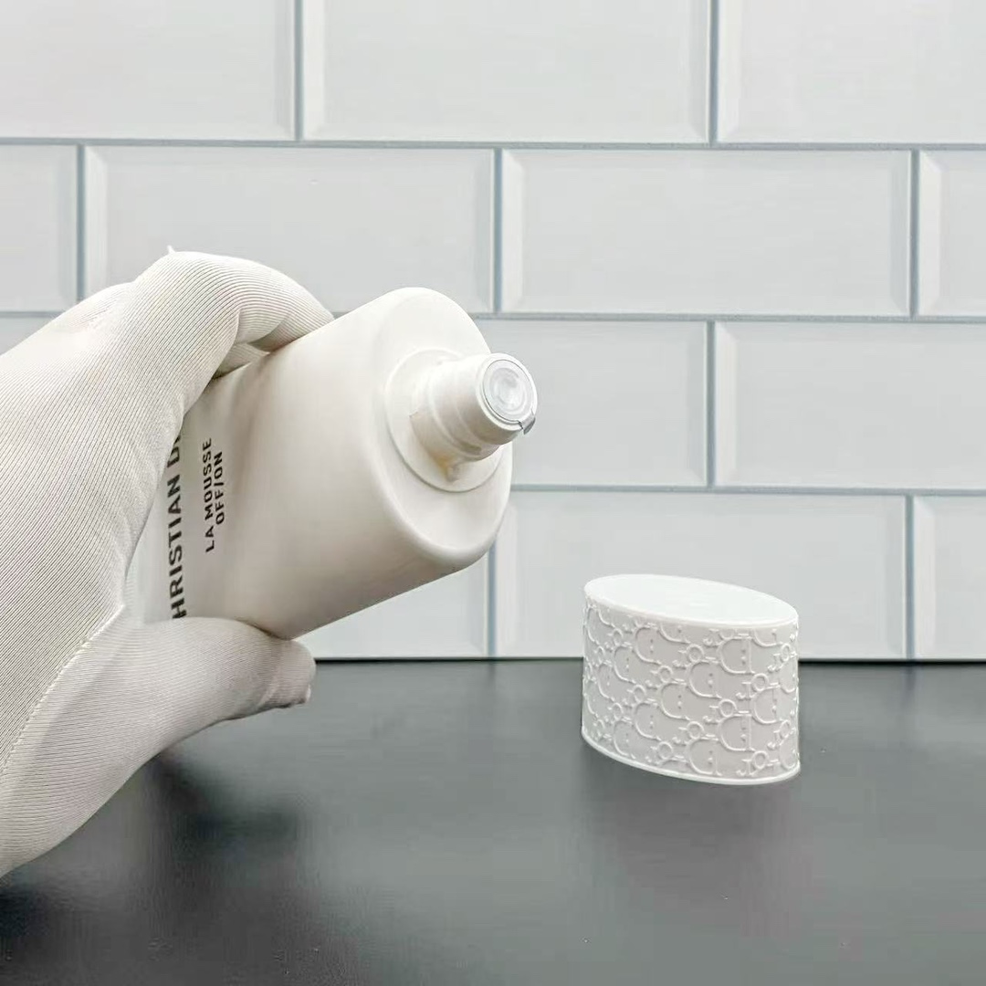 通/77💰
可配中文标，细节全对版，味道对香，市面最高版本，非流通普货，正品质量直供，支持对比，明通市场认可版本✔️迪奥睡莲洗面奶新版明通版150ml！